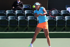 <p>La tenista Peng Shuai golpeando de revés en el BNP Paribas Open de 2017.</p>