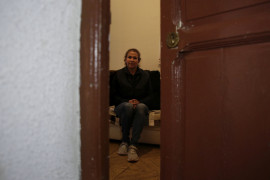 <p>Milagros posa para un retrato sentada en el salón de su casa. Lleva viviendo en el edificio de Cáceres 7 desde el año 2014. </p>