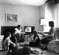 <p>'Familia viendo la televisión', de Evert F. Baumgardner.</p>