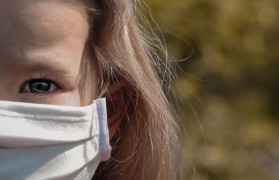 <p>Una niña con mascarilla.</p>