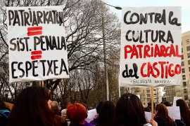 <p>Manifestantes a favor de los derechos de la mujeres presas, durante el 8M de 2021.</p>