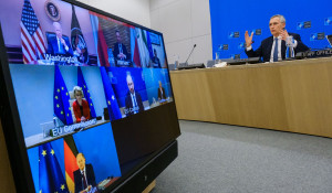 <p>Jens Stoltenberg, secretario general de la OTAN, interviene en una reunión con el presidente de EE.UU. y otras autoridades.</p>