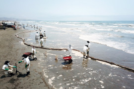 <p>Trabajos de limpieza del vertido de petróleo por parte de un barco que trabajaba para Repsol en Perú.</p>