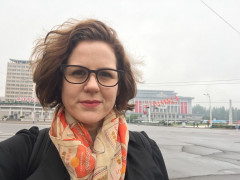 <p>La periodista Anna Fifield, en el Congreso del Partido de los Trabajadores, en 2016, en Pyongyang. </p>