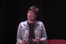 <p>La bióloga marina Elena Lara impartiendo una charla TEDx en 2019.</p>