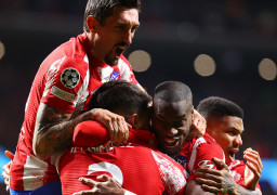 <p>Los jugadores del Atlético celebran el gol abrazándose en una piña. </p>