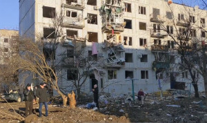 <p>Un edificio de apartamentos bombardeado en Kharkiv (Ucrania) en el primer día de ataque ruso.</p>