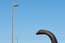 <p>Monumento a un dinosaurio en una rotonda a la entrada de Frick, Suiza. </p>