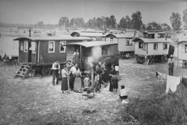 <p>Gitanos en los barracones del campo de concentración de Bergen-Belsen (Alemania), durante la liberación.</p>