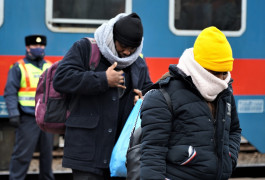 <p>Un hombre y una mujer llegan en tren a Záhony, en frontera húngara con Ucrania, un punto crucial de paso para miles de personas.</p>