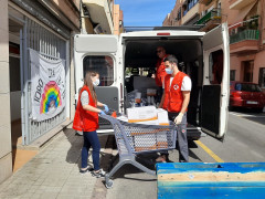 <p>Cruz Roja distribuye ayuda en Torrent (Valencia) en abril de 2020.</p>