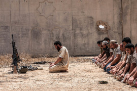 <p>Soldados del GNA rezando en Sirte, Libia, en 2016.</p>