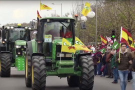 <p>Manifestantes a pie y en tractor bajan por el Paseo de la Castellana.</p>