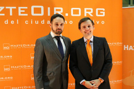 <p>Santiago Abascal con Ignacio Arsuaga, presidente de HazteOir, en los premios de la fundación en 2012.</p>