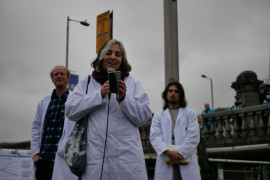 <p>Elena González Egea, doctoranda en Astrofísica, durante una protesta de Rebelión Científica.</p>