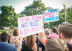 <p>Protestas a favor de las personas trans en 2017 frente a la Casa Blanca, en Washington DC.</p>