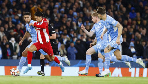 <p>João Félix, rodeado de jugadores del equipo rival, en un momento del partido.</p>