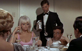 <p>Una escena de la película 'El guateque' (Blake Edwards, 1968).</p>