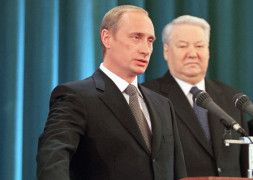 <p>Vladímir Putin toma juramento como presidente de la Federación Rusa en el año 2000. Al fondo, su predecesor, Boris Yeltsin.</p>