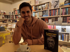 <p>Fonsi Loaiza sonríe durante la entrevista en la librería + Bernat de Barcelona.</p>