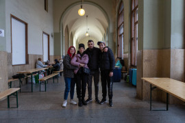 <p>La familia de Andrew (él prefiere no aparecer en la foto), recién llegada a la Estación Central de Praga.</p>