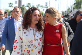 <p>Inmaculada Nieto junto a Yolanda Díaz, durante la Feria de Sevilla. </p>
