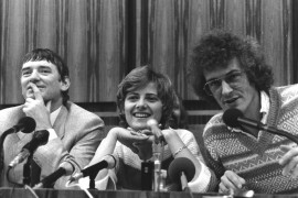 <p>Petra Kelly en el centro de la imagen, celebrando la entrada de los Verdes en el Bundestag junto con Otto Schily (izq) y Rainer Trampert.</p>