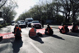 <p>Un grupo de activistas corta una calle en Alemania. </p>
