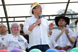 <p>Gustavo Petro en un acto de campaña en el municipio de San Pablo.</p>