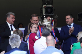<p>La capitana del FC Barcelona, Alexia Putellas, recoge la Copa de la Reina.</p>