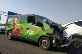 <p>Accidente entre una furgoneta de Vox y un Tesla.</p>
