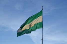 <p>Bandera de Andalucía, en el centro de la ciudad de Cádiz. </p>