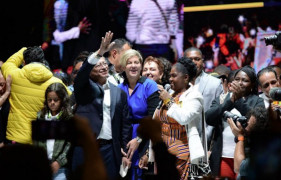 <p>Gustavo Petro y Francia Márquez celebran su elección como presidente y vicepresidenta de Colombia, respectivamente.</p>