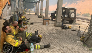 <p>Brigadistas que luchan contra el incendio en Zamora, fotografiados durante un descanso. </p>