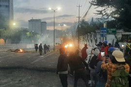 <p>Manifestantes escondiéndose de la policía, durante las movilizaciones en Ecuador. </p>