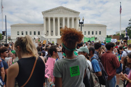 <p>Cientos de manifestantes se movilizan frente al Tribunal Supremo estadounidense contra la ilegalización del aborto. </p>