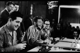 <p>Ernesto Che Guevara participa en una simultánea de ajedrez realizada en el Ministerio de Industrias, con Víctor Korchnoi, Campeón de la Unión de Repúblicas Socialistas Soviéticas. La Habana, Cuba.</p>