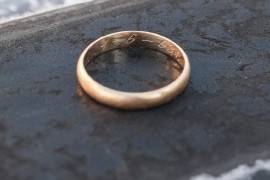 <p>El anillo de boda por el que se pudo identificar a Eugenio Insúa en la exhumación de una fosa común en El Espinar (Segovia).</p>