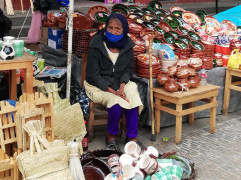 <p>La venta de artesanías es una de las actividades con las que sobreviven algunos integrantes de la comunidad p’urhépecha en Michoacán.</p>