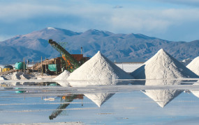 <p>Mina de litio en el desierto de sal Salinas Grandes, provincia de Jujuy, Argentina.</p>