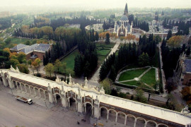 <p>Vista aérea de la entrada principal del cementerio de la Almudena. </p>