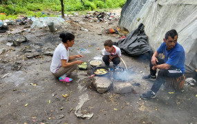 <p>Familia gitana acampada en un bosque a las afueras de Leópolis. </p>