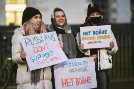 <p>Un grupo de mujeres se manifiesta en febrero de 2022 frente a Downing Street, Londres, contra la guerra en Ucrania. </p>