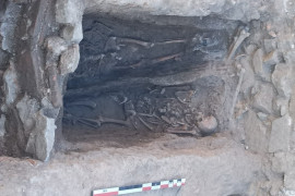 <p>Restos humanos en una de las fosas exhumadas en Colmenar Viejo (Madrid).</p>