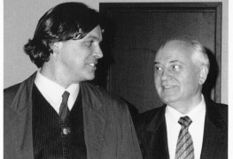 <p>Mijaíl Gorbachov con el autor, Moscú, 1991.</p>