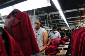 <p>Un grupo de hombres trabajando en una fábrica textil en Chimaltenango, Guatemala.</p>