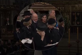 <p>Los reyes Felipe VI y Letizia, Juan Carlos y Sofía se sientan juntos en el funeral de Isabel II. </p>