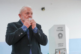 <p>Lula da Silva, momentos antes de introducir su voto en la urna electoral, el pasado 2 de octubre. </p>