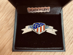 <p>Insignia conmemorativa por los 25 años como socio del Atlético de Madrid.</p>