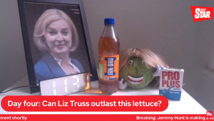 <p>La retransmisión en directo del Daily Star titulada '¿Puede Liz Truss durar más que una lechuga?'</p>